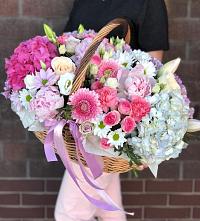 Цветочная композиция из Розы, Хризантемы, Пионы и Лизиантусы в корзине в Находке